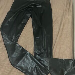 Shiny black leggings